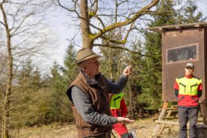 Franz-Josef Ruppert hält Baumsetzlinge in der Hand
