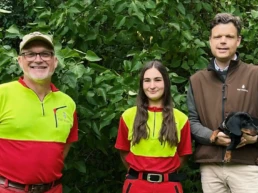 Roland Ott, Franziska und Dr. Christian Wippermann mit Amsel, dem Forstwirt-Dackel
