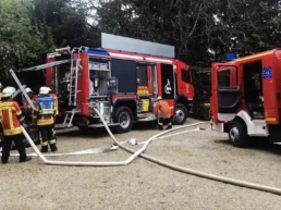 feuerwehrautos im schlosspark baldern
