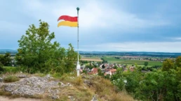 Blick vom Wallersteiner Felsen &uuml;ber Wallerstein und die Landschaft des N&ouml;rdlinger Ries bis nach N&ouml;rdlingen.