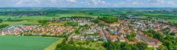 Luftbild von Wallerstein mit historischem Ortskern, Schlossanlage und der umliegenden Landschaft des Nördlinger Ries.